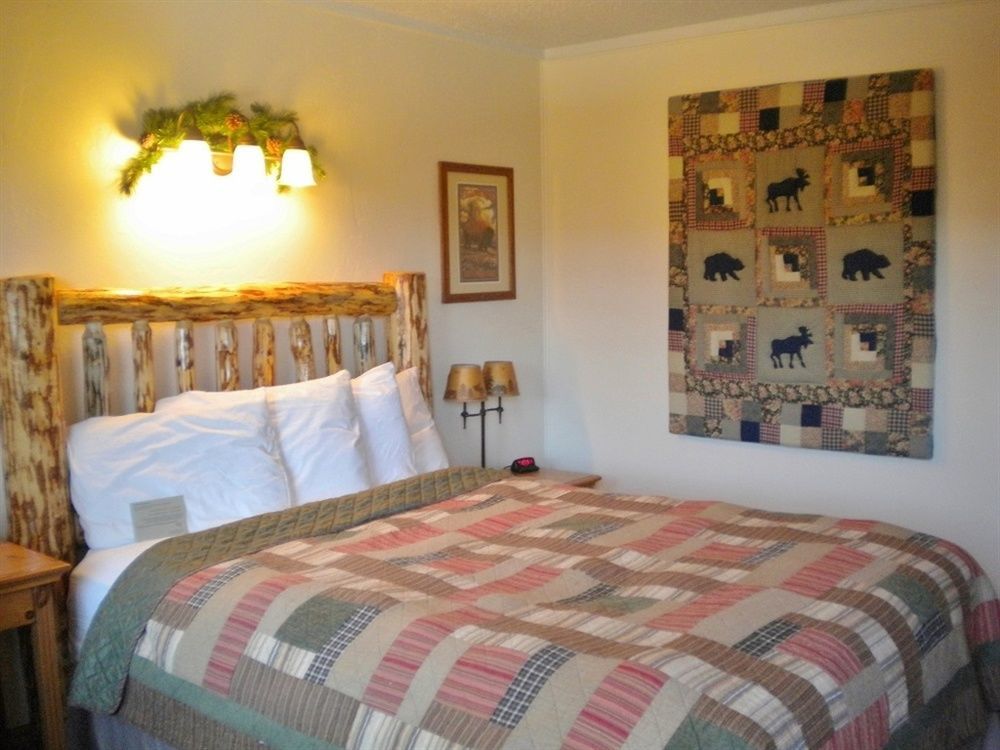 Moose Creek Inn Уест Йелоустоун Екстериор снимка