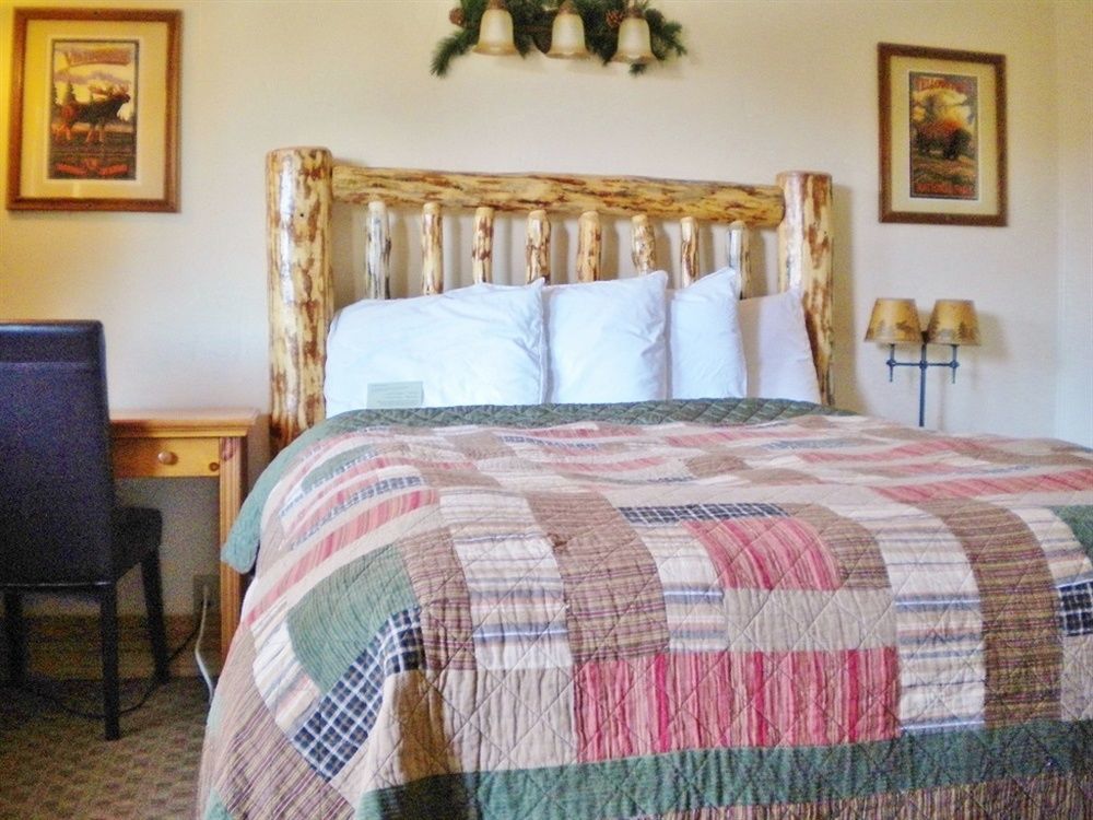 Moose Creek Inn Уест Йелоустоун Екстериор снимка