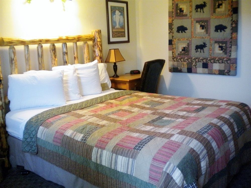Moose Creek Inn Уест Йелоустоун Екстериор снимка