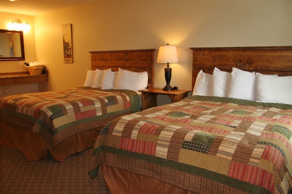 Moose Creek Inn Уест Йелоустоун Екстериор снимка