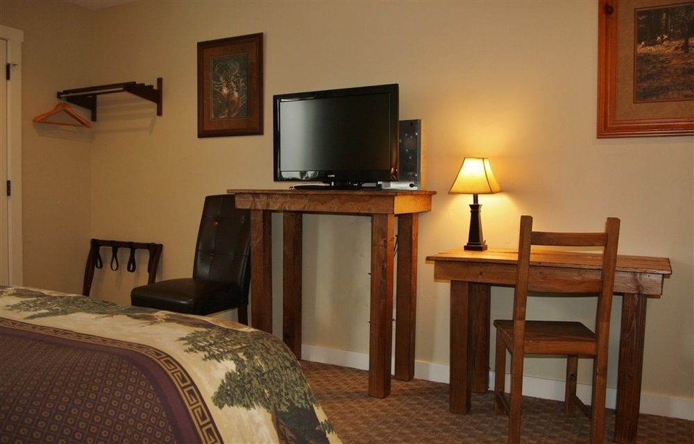 Moose Creek Inn Уест Йелоустоун Екстериор снимка