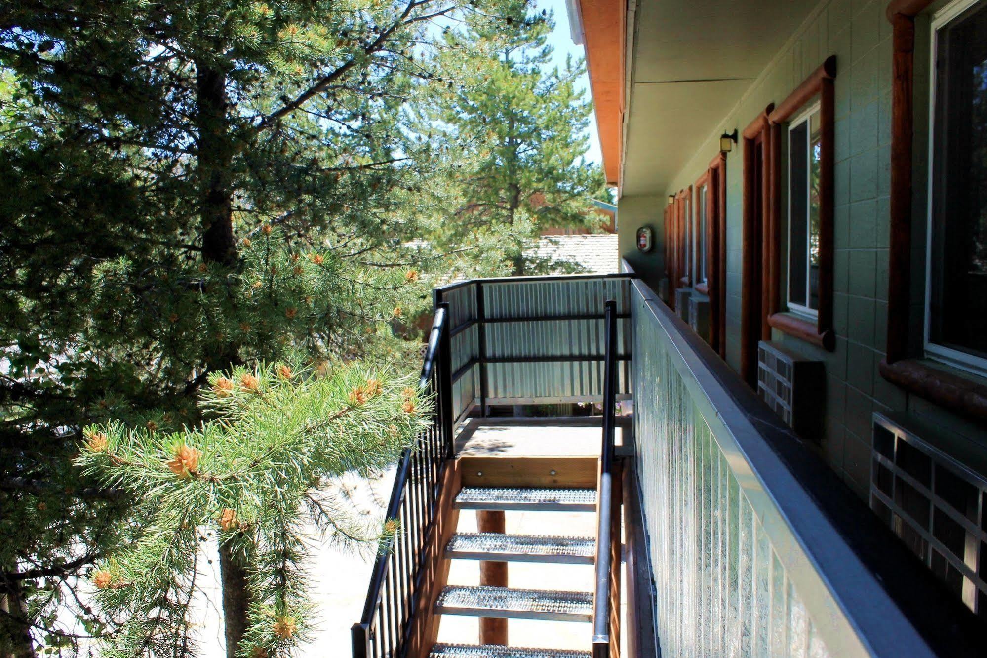 Moose Creek Inn Уест Йелоустоун Екстериор снимка