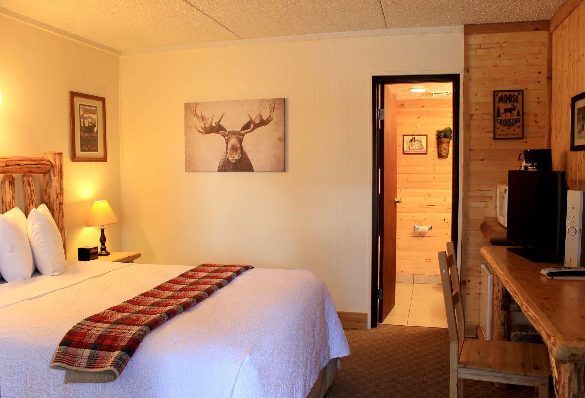Moose Creek Inn Уест Йелоустоун Екстериор снимка