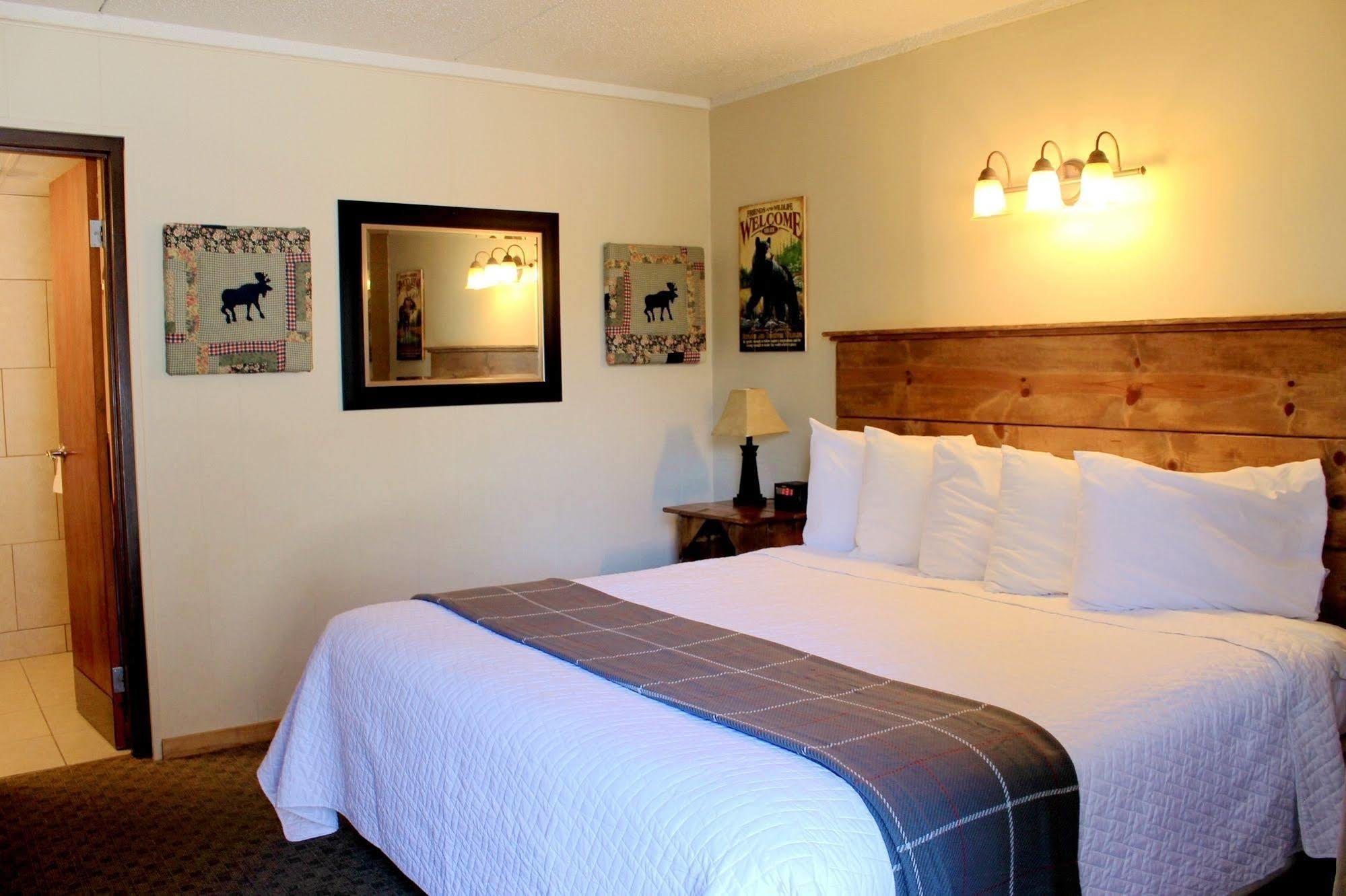 Moose Creek Inn Уест Йелоустоун Екстериор снимка