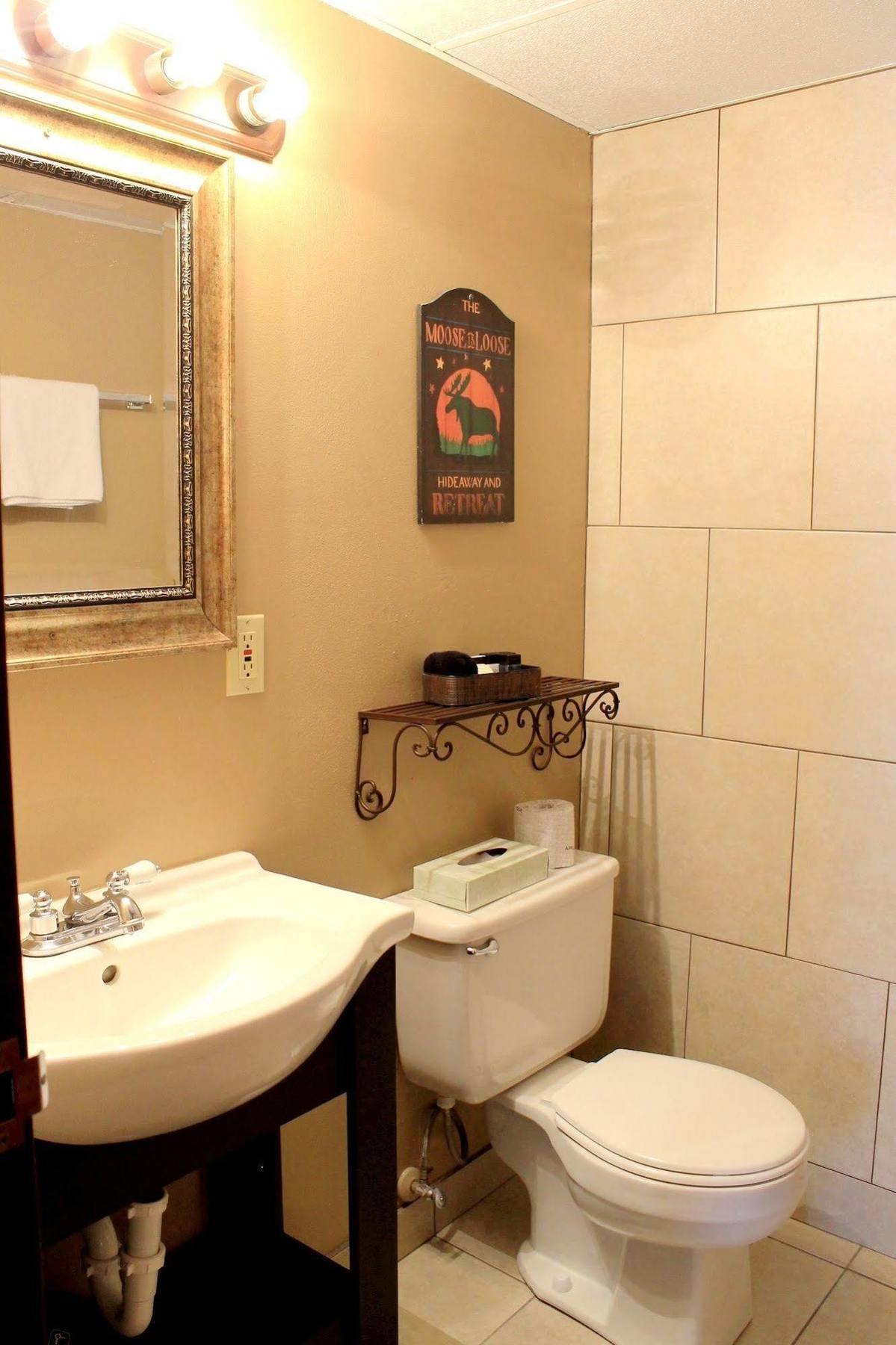 Moose Creek Inn Уест Йелоустоун Екстериор снимка