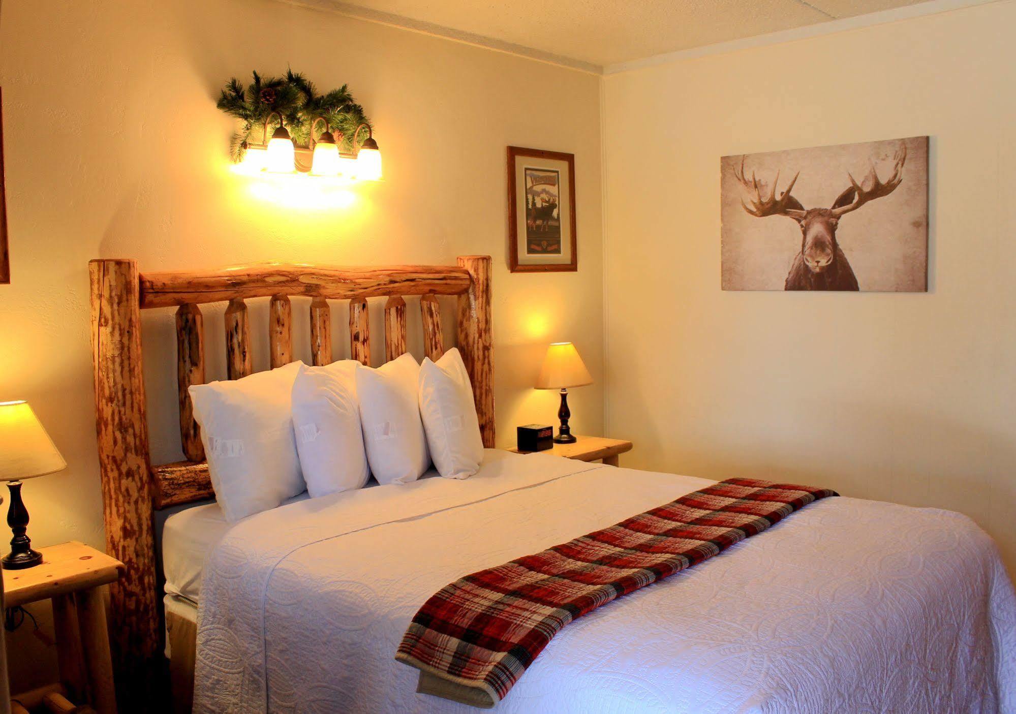 Moose Creek Inn Уест Йелоустоун Екстериор снимка