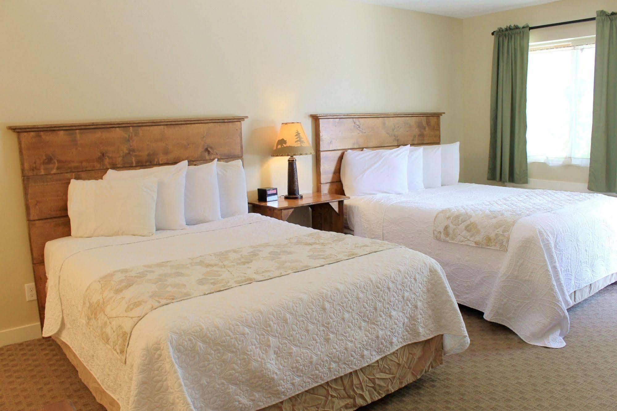 Moose Creek Inn Уест Йелоустоун Екстериор снимка