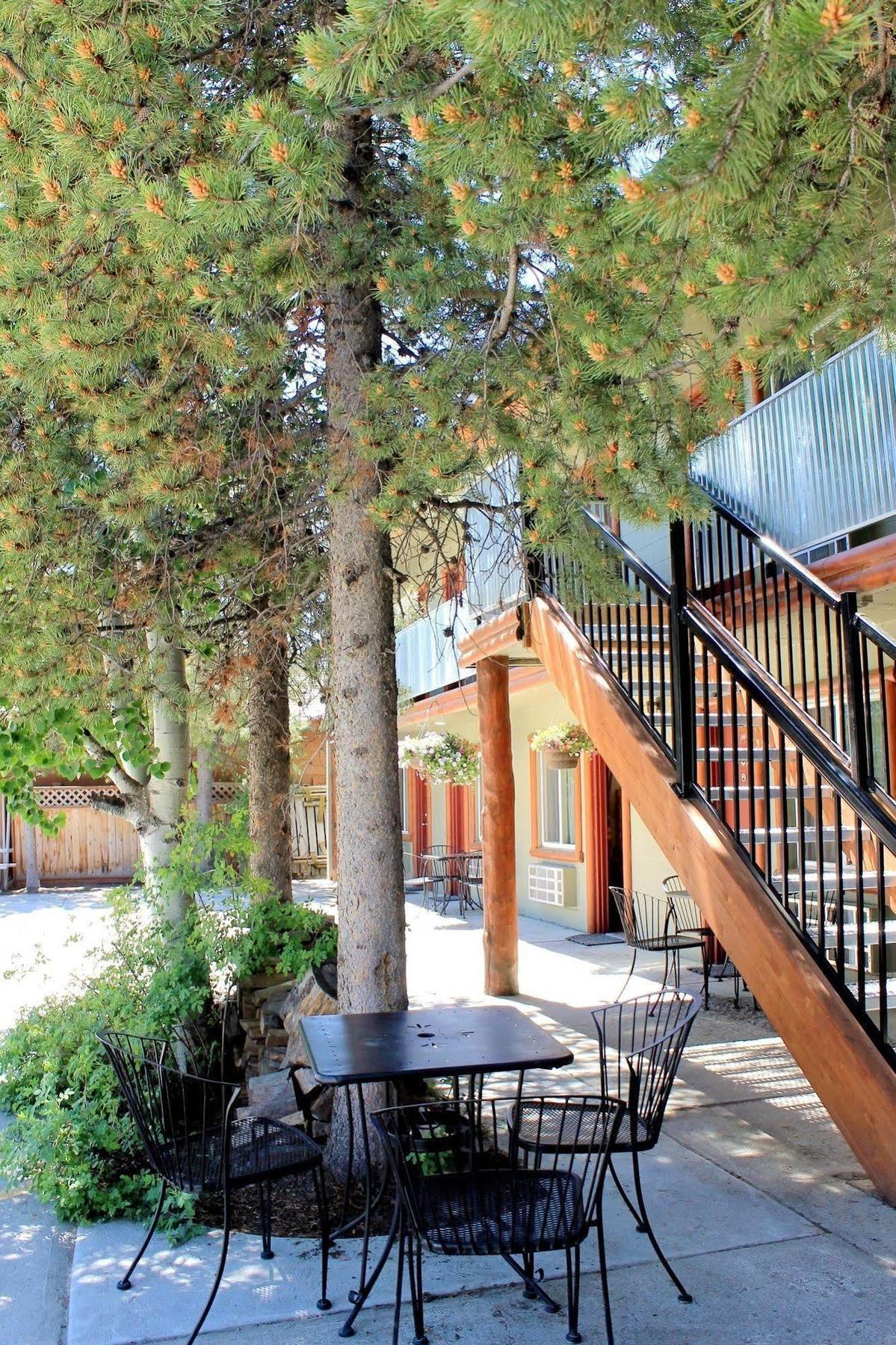 Moose Creek Inn Уест Йелоустоун Екстериор снимка