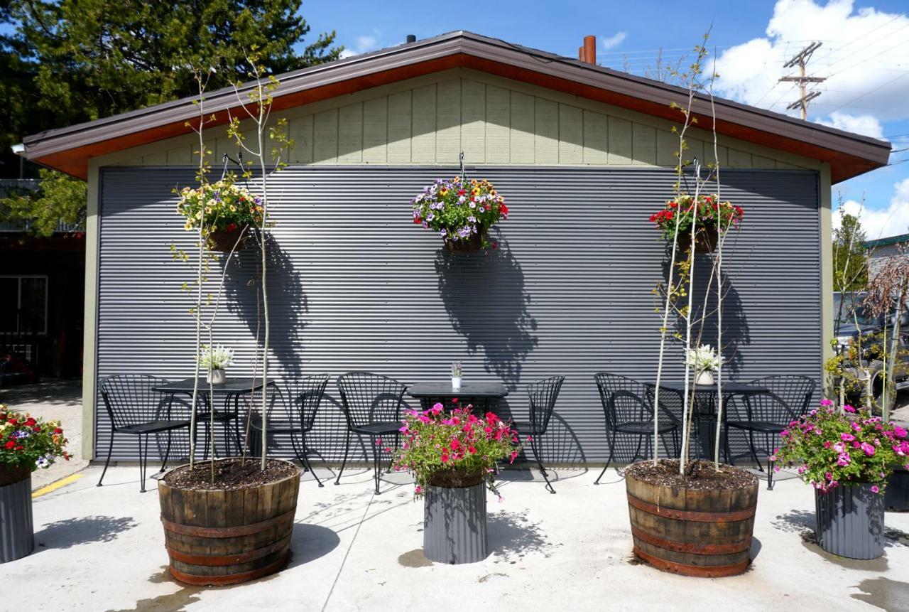 Moose Creek Inn Уест Йелоустоун Екстериор снимка