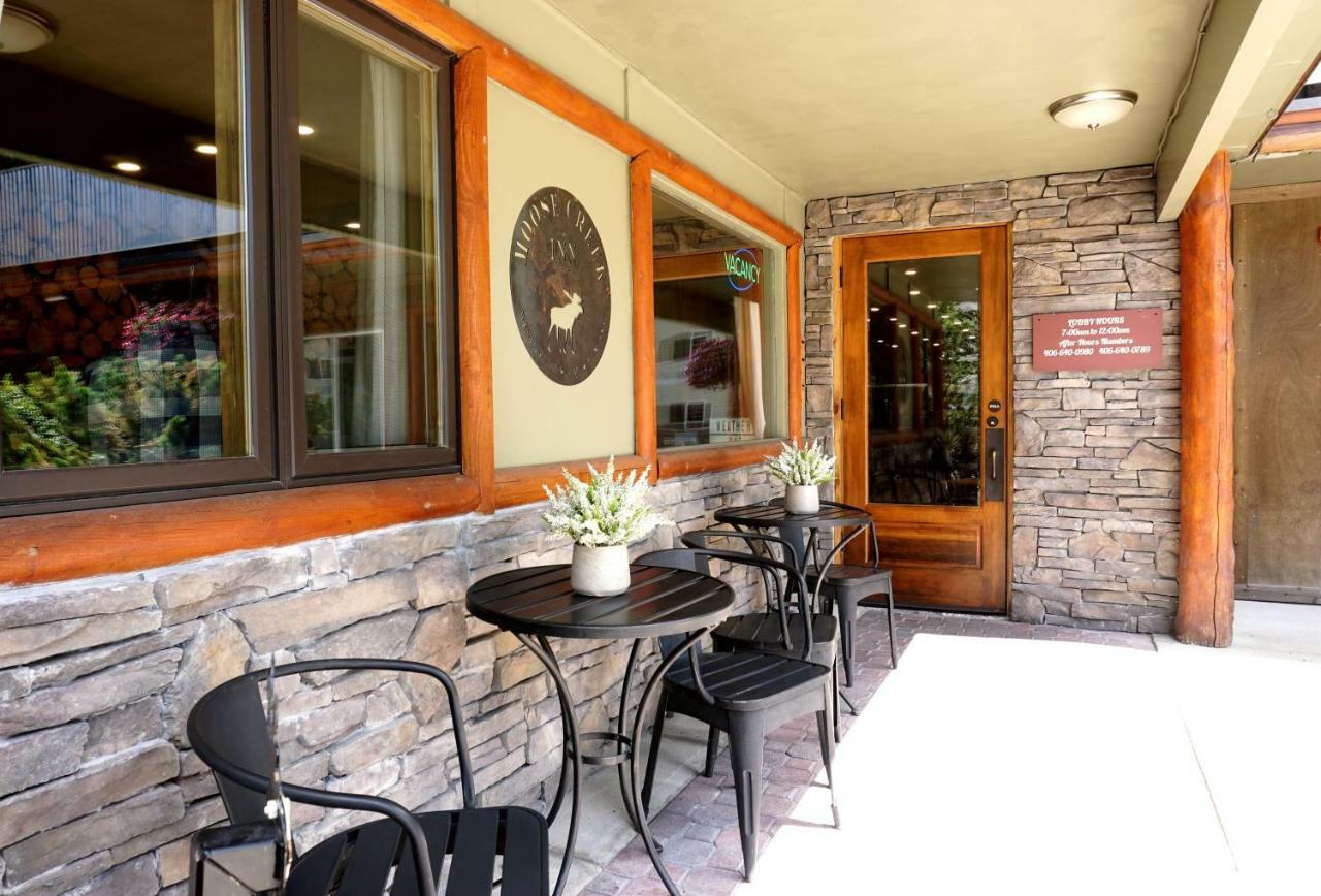 Moose Creek Inn Уест Йелоустоун Екстериор снимка